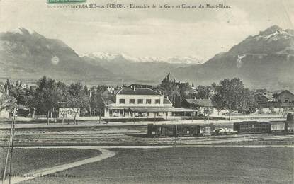 / CPA FRANCE 74 "La Roche sur Foron, ensemble de la gare et Chaine du Mont Blanc"