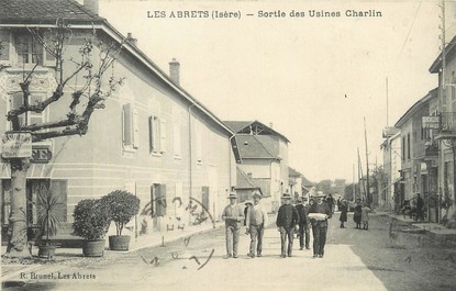 / CPA FRANCE 38 "Les Abrets, sortie des usines Charlin"