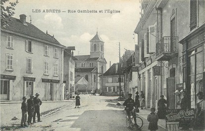 / CPA FRANCE 38 "Les Abrets, rue Gambetta et l'église"