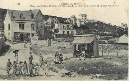 CPA FRANCE 29 "Tréboul, plage des Sables Blancs, le marchand de cartes postales"