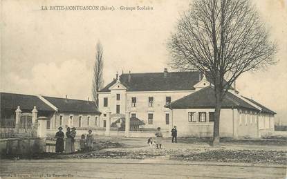 / CPA FRANCE 38 "La Batie Montgascon, groupe scolaire"