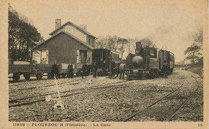  CPA FRANCE 29 "Plouezoc'h, la gare" / TRAIN