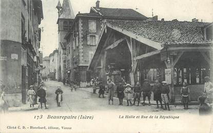 / CPA FRANCE 38 "Beaurepaire, la Halle et rue de la République"