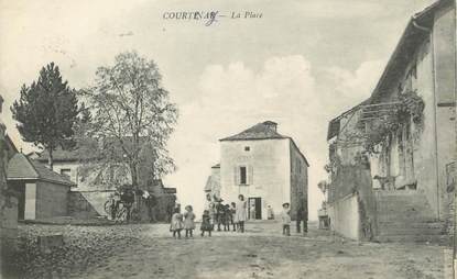 / CPA FRANCE 38 "Courtenay, la place "