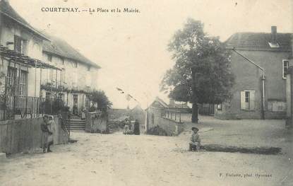 / CPA FRANCE 38 "Courtenay, la place et la mairie"