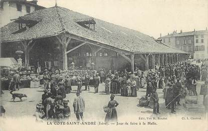 / CPA FRANCE 38 "La Côte Saint André, jour de foire à la halle"