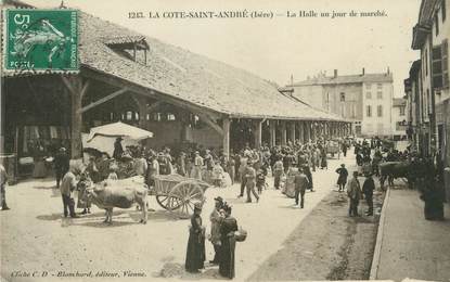 / CPA FRANCE 38 "La Côte Saint André, la Halle un jour de marché "