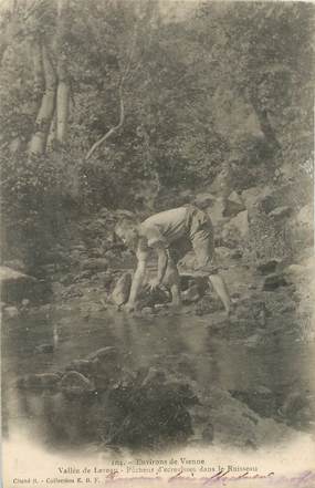 / CPA FRANCE 38 "Vallée de Leveau, pêcheur d'écrevisses"