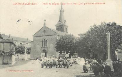 / CPA FRANCE 38 "Marcilloles, place de l'église le jour de la Fête Dieu"