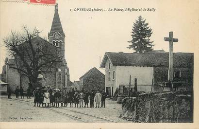 / CPA FRANCE 38 "Optevoz, la place, l'église et le Sully"