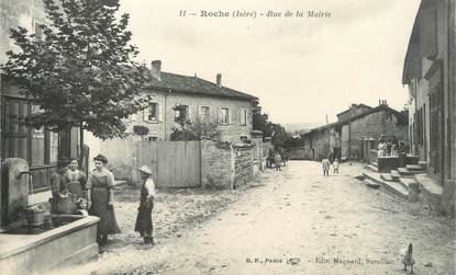 / CPA FRANCE 38 "Roche, rue de la mairie"