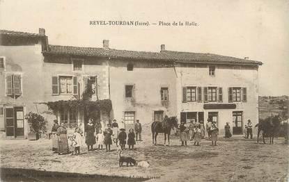 / CPA FRANCE 38 "Revel Tourdan, place de la Halle"