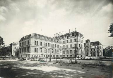 / CPSM FRANCE 78 "Versailles, école Sainte Geneviève, la façade vue du parc "