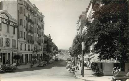 CPSM FRANCE 03 "Vichy, Hotel de Russie et avenue Aristide Briand"