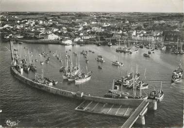 CPSM FRANCE 85 "Port Joinville, Ile d'Yeu, vue aérienne sur le port"