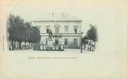 42 Loire .CPA FRANCE 42 '"Feurs, Hôtel de Ville et Statue du Colonel Combes"