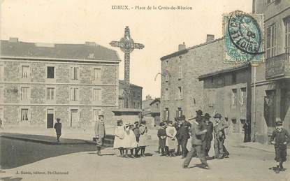 .CPA FRANCE 42 "Izieux, Place de la Croix de Mission"