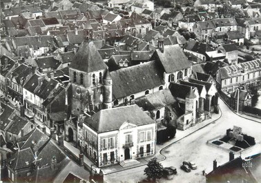 / CPSM FRANCE 89 "Brienon sur Armançon, l'église et la place de l'hôtel de ville "