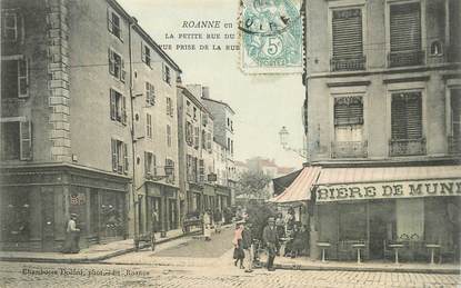 .CPA  FRANCE 42 "Roanne, une rue"