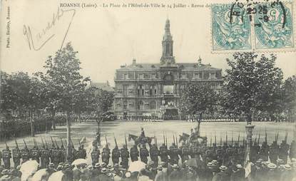 .CPA  FRANCE 42 "Roanne, La Place de l'Hôtel de Ville le 14 juillet"