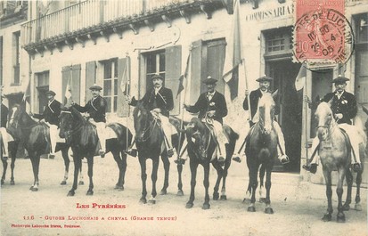 CPA FRANCE 31 "Luchon, Guides luchonnais à Cheval devant le commissariat "