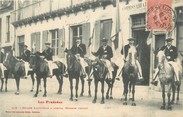 31 Haute Garonne CPA FRANCE 31 "Luchon, Guides luchonnais à Cheval devant le commissariat "