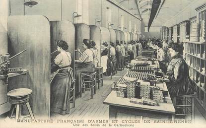 .CPA  FRANCE 42 "St Etienne,  Manufacture  Française d'Armes  et Cycles"/ TRAVAIL DES FEMMES