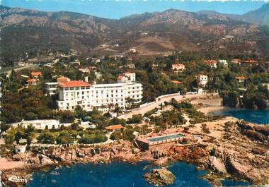 / CPSM FRANCE 83 "Agay, vue aérienne pointe et hôtel de la Baumette"