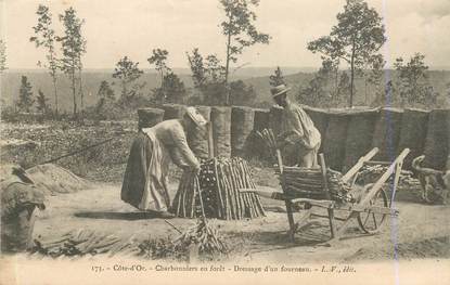 CPA FRANCE 21 "Les charbonniers en forêt, le dressage d'un fourneau"