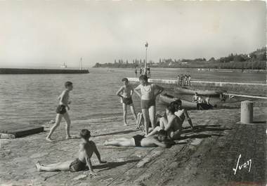 .CPSM   FRANCE 74 "Thonon les Bains, Baignade au bord  du lac"