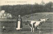 36 Indre .CPA FRANCE 36 "Types du Centre, Gardeuse de vaches"