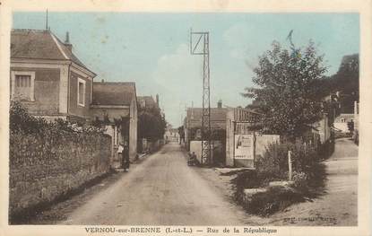 .CPA  FRANCE 37 "Vernou sur Brenne, Rue de la République"