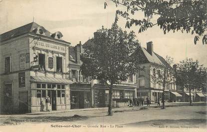 .CPA  FRANCE 41 "Selles sur Cher, Grande rue, la place"