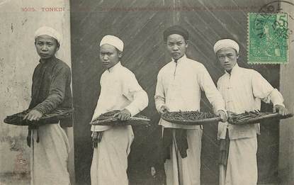 CPA VIETNAM "Tonkin, Hanoï, Ouvriers indigènes fabricant les Cigares à la manufactures"