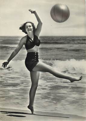 CPSM PIN UP / Femme avec son ballon