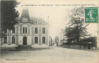 .CPA FRANCE 72 "La Chartre sur le Loir, Caisse d'épargne et Rue de l'Hôtel de Ville"