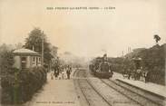 72 Sarthe .CPA FRANCE 72 "Fresnay sur Sarthe, La gare"/TRAIN