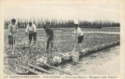 CPA FRANCE 33 "Cap Ferret, Parcs aux Huitres, parqueurs au travail"