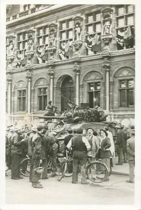 CPSM TANK / Blindé Leclerc à l'Hotel de ville