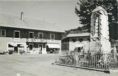 .CPSM FRANCE 74 " Lucinges, L'église et le monument aux morts"