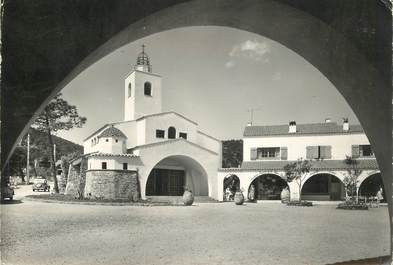 CPSM FRANCE 83 " Les Issambres, la place du village et la chapelle"