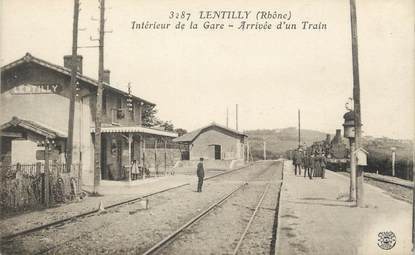.CPA  FRANCE 69 " Lentilly, Intérieur de la gare, arrivée du train" / TRAIN