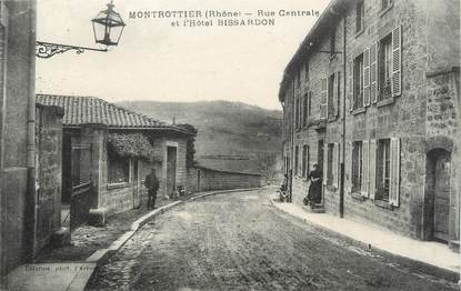 .CPA  FRANCE 69 " Montrottier, Rue centrale et Hôtel Bissardon"