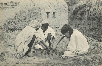 CPA ALGERIE "Jeu de dames avec les crottes de chameaux"