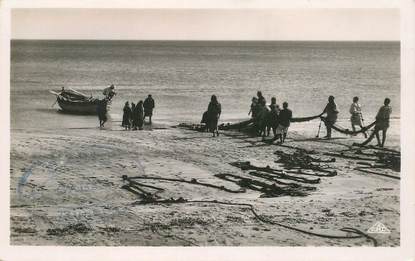 CPSM TUNISIE  "Gabès, pêcheurs sur la plage"