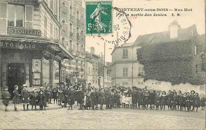 CPA FRANCE 94 "Fontenay sous Bois, Rue Mot et la sortie des Ecoles"