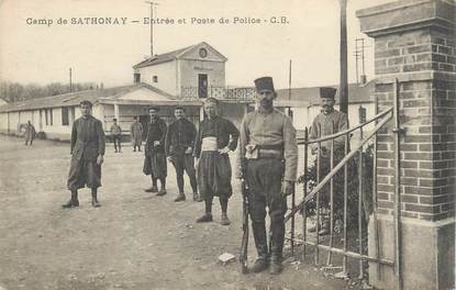 .CPA  FRANCE 69 "Camp de Sathonay, Entrée et poste de Police" / TIRAILLEURS - ZOUAVES
