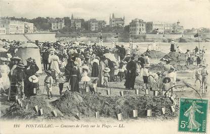 .CPA FRANCE 17 "Royan Pontaillac, Concours de forts sur la plage"