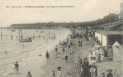 .CPA   FRANCE 17 " Fouras les Bains, La plage à l'heure du bain"