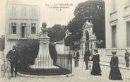17 Charente Maritime .CPA  FRANCE 17 "La Rochelle, La Statue Réaumur"